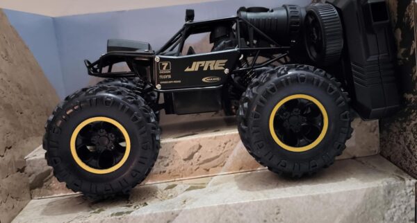 Toy031_IMAGE 1 Moka Premium 4WD Rock Crawler Remote Control Car with Camera, Spray Effect, Metal Body, Anti-Slip Tyres, Rechargeable Battery, Black