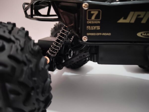 Toy031_IMAGE 6 Moka Premium 4WD Rock Crawler Remote Control Car with Camera, Spray Effect, Metal Body, Anti-Slip Tyres, Rechargeable Battery, Black
